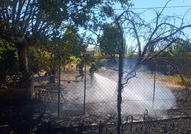 Labores de extinción de incendios de los bomberos de la Diputación.