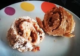 Dos porciones de roll de plátano listas para su disfrute.