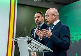 Buxadé ofrece una rueda de prensa junto a Santiago Abascal.