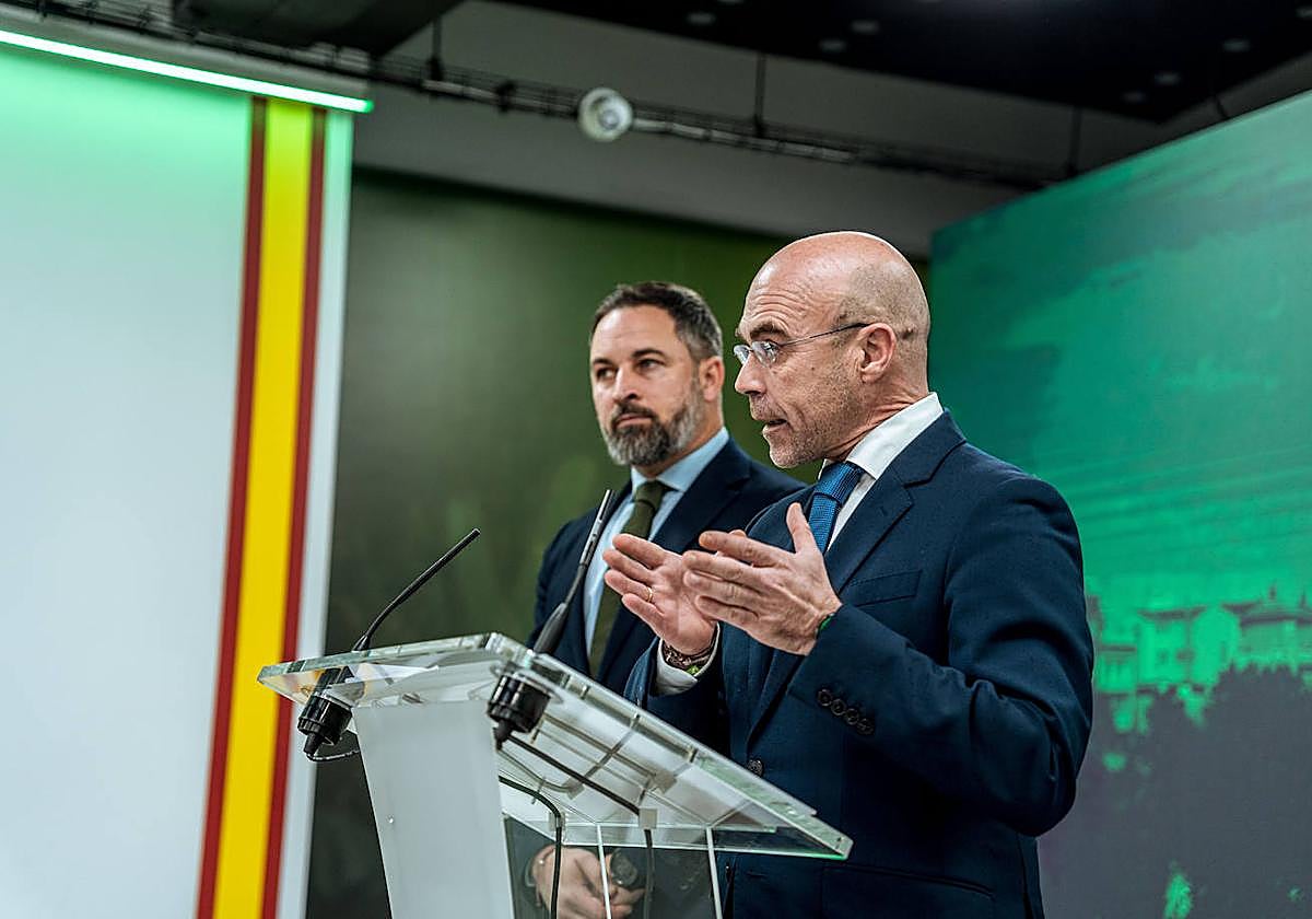 Buxadé ofrece una rueda de prensa junto a Santiago Abascal.