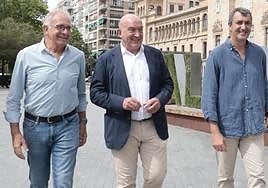 Jesus Julio Carnero (c), con el director general de la Vuelta Ciclista a España, Javier Guillén (d), y José Luis López Cerrón (i), presidente de Real Federación Española de Ciclismo.