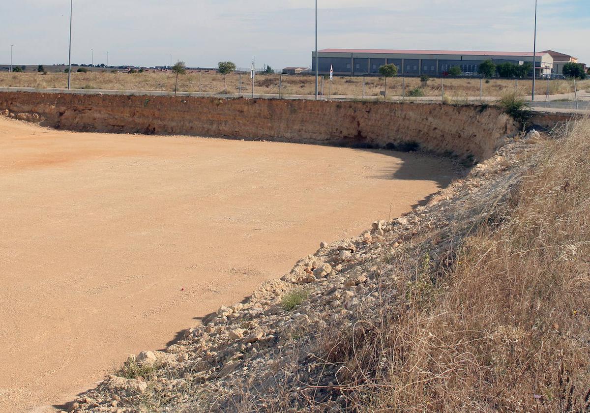 Estado actual de una de las parcelas del polígono Los Hitales, cuya tierra ha sido removida para comenzar con las labores de urbanización.