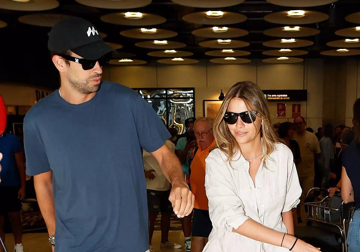 Gerard Piqué llega al aeropuerto junto a Clara Chía.