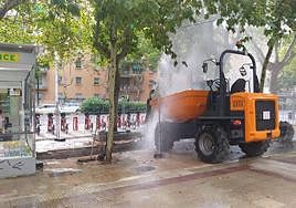 Fuga de agua este viernes por la mañana en unas obras del Paseo de Zorrilla de Valladolid.
