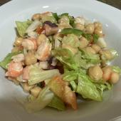 Ensalada de garbanzos con pulpo y langostinos