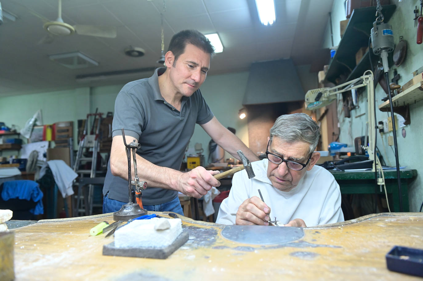 Antonio Zúñiga, trabajando en una pieza junto a su hijo y sucesor, Luis Antonio