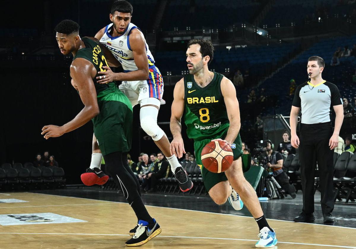 Vitor Benite controla el balón durante un partido entre Brasil y Venezuela el pasado día 17 en Australia.