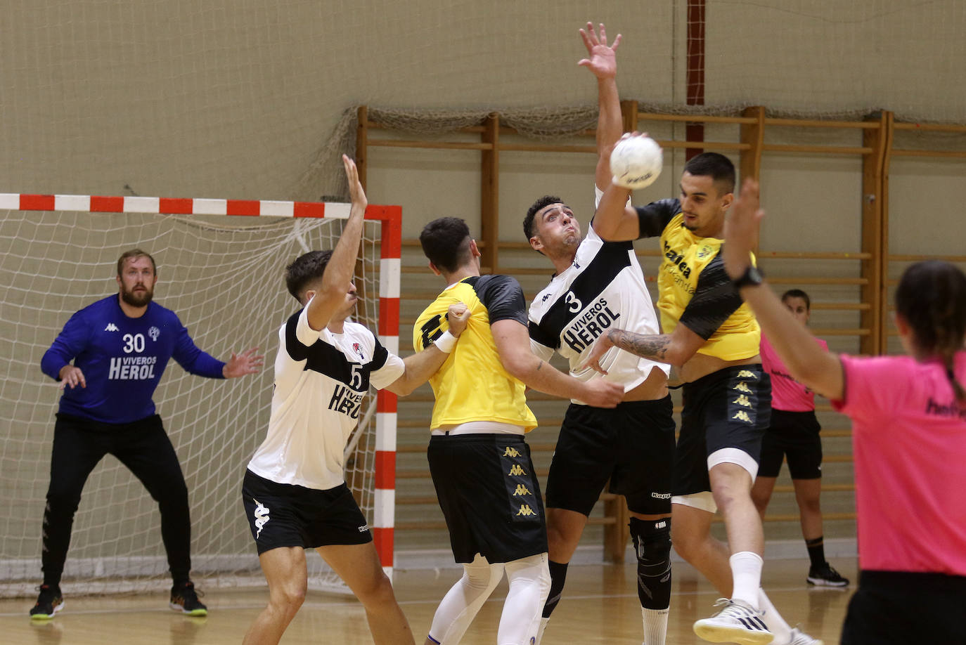 Victoria del Balonmano Nava ante el Villa de Aranda (23-36) | El Norte ...