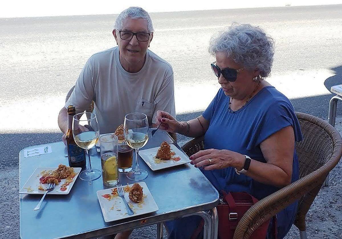 Una pareja degusta este sábado uno de los pinchos participantes.