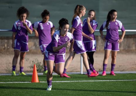 Imagen secundaria 1 - Las jugadoras del Real Valladolid Simancas durante el entrenamiento del jueves en Los Pinos.