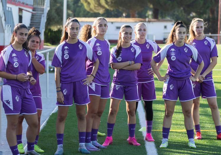 Imagen principal - Las jugadoras del Real Valladolid Simancas durante el entrenamiento del jueves en Los Pinos.