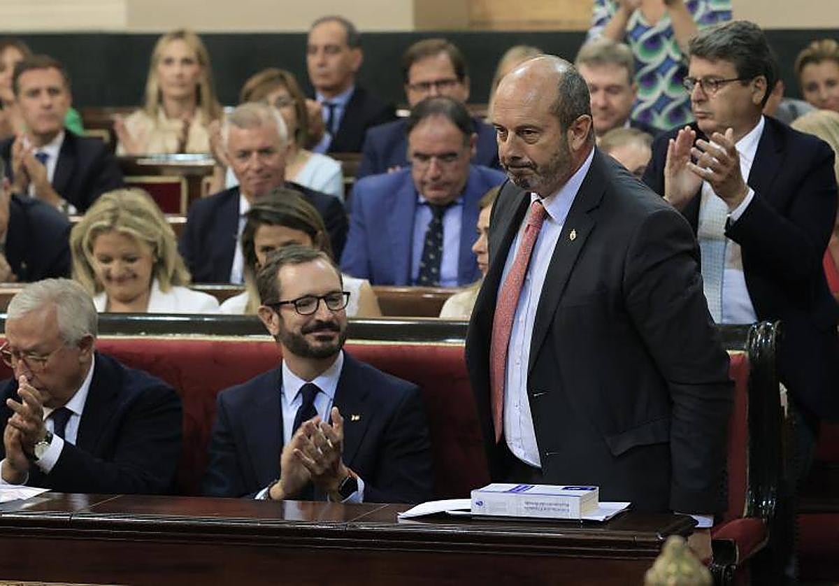 El senador del PP Pedro Rollán (d) recibe el aplauso de su bancada tras ser elegido presidente de la cámara, este jueves, en la sesión constitutiva del Senado.