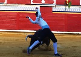 El recortador Ramiro de la Calle hace un quiebro al toro.