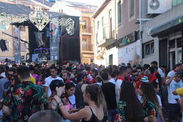 Multitud congregada en un acto de unas fiestas anteriores.