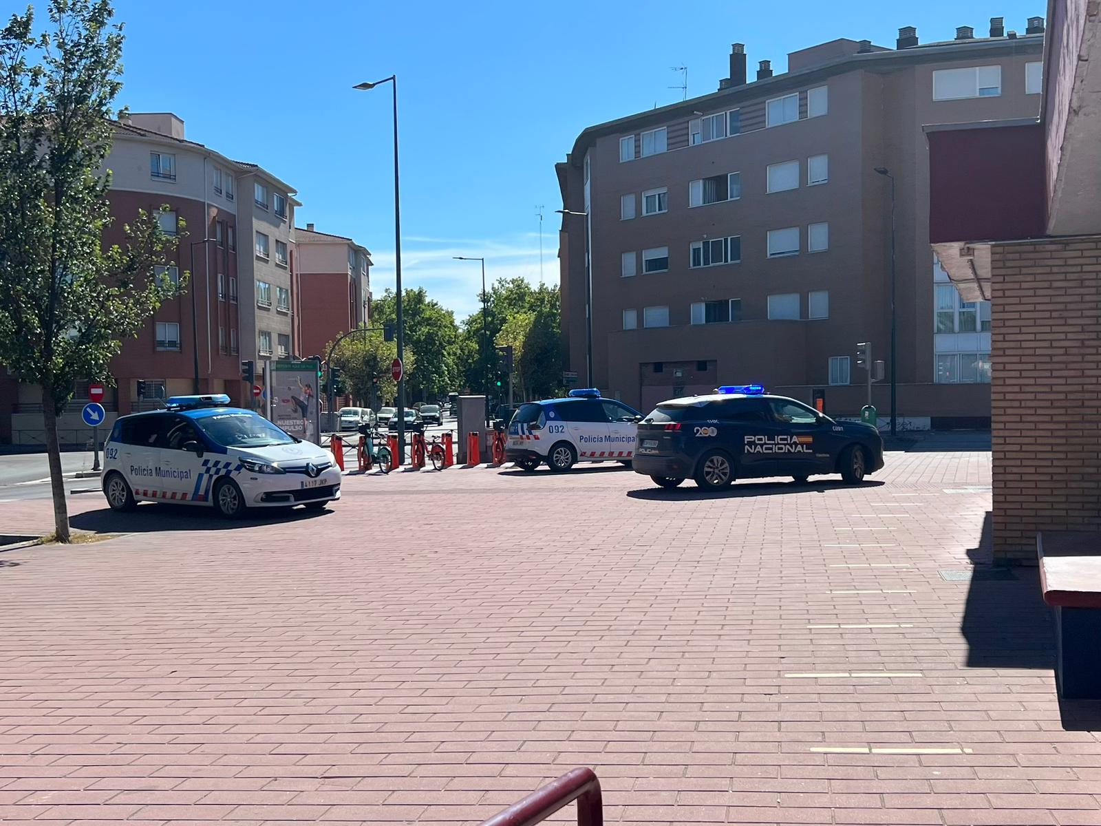 Despliegue policial en el exterior de las piscinas de La Rondilla