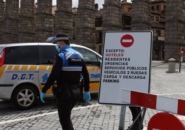 Actuales señales que se usan para limitar el paso de vehículos al casco desde la plaza de Artillería.