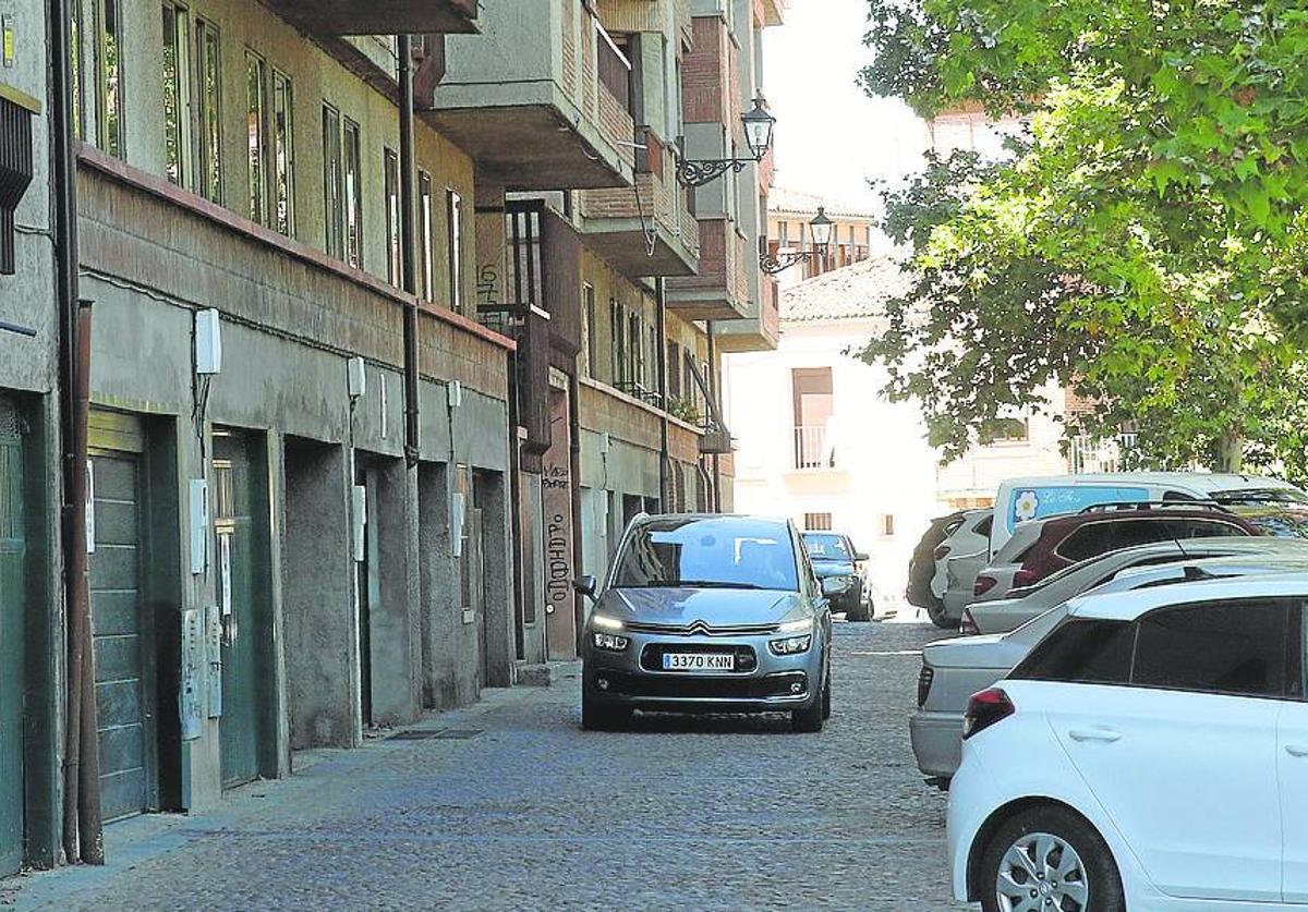 Coches circulan por la cuesta de San Bartolomé, en el casco histórico de Segovia.