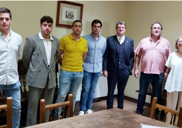 Imagen principal - La corporación municipal ha trabajado para sacar un programa de festejos adelante pensada para todos los públicos y sin olvidar la popular paellada, los toros y novillos y por su puesto la misa y procesión del patrón San Bartolomé.