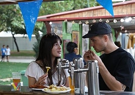 Una pareja disfrutando de la Feria de Día de 2022