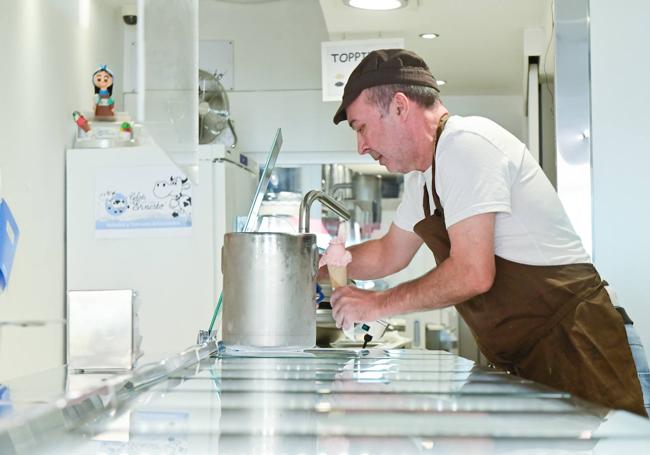 Luis Torío, trabajador de la heladería Gelati Ernesto