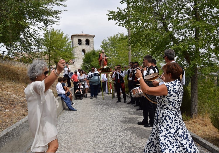 Imagen principal - La misa solemne en honor al patrón del municipio San Bartolomé y la tradicional 