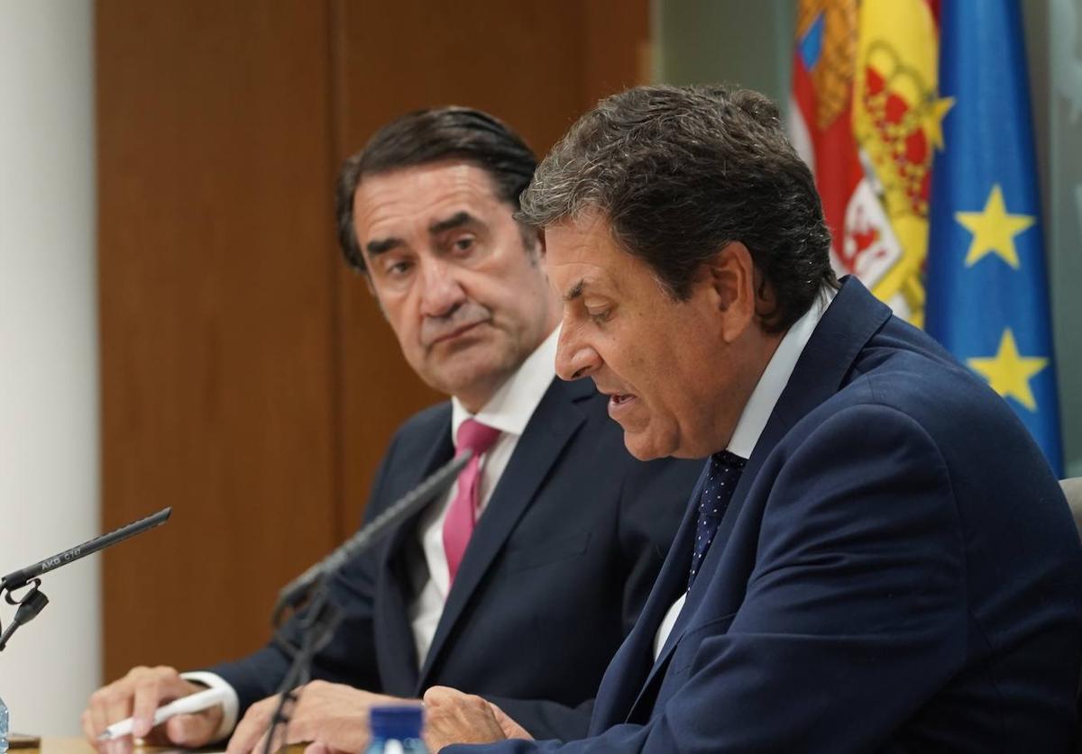 El consejero de Medio Ambiente, Juan Carlos Suárez-Quiñones (izquierda), atiende a las explicaciones del portavoz de la Junta, Carlos Fernández Carriedo.