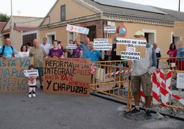 Manifestación de los vecinos del barrio de San Gil este lunes.