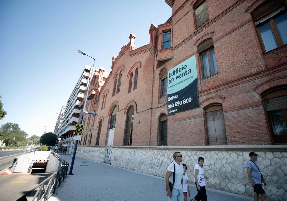 El edificio de la Electra Popular Vallisoletana, con el cartel de 'se vende', en el paseo de Isabel la Católica.