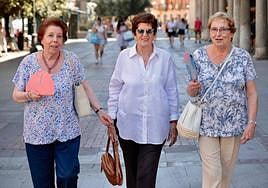 Señoras caminando por el centro de Valladolid en la ola de calor.