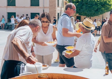 Imagen secundaria 1 - La corporación municipal ha trabajado para sacar un programa de festejos adelante pensada para todos los públicos y sin olvidar la popular paellada, los toros y novillos y por su puesto la misa y procesión del patrón San Bartolomé.