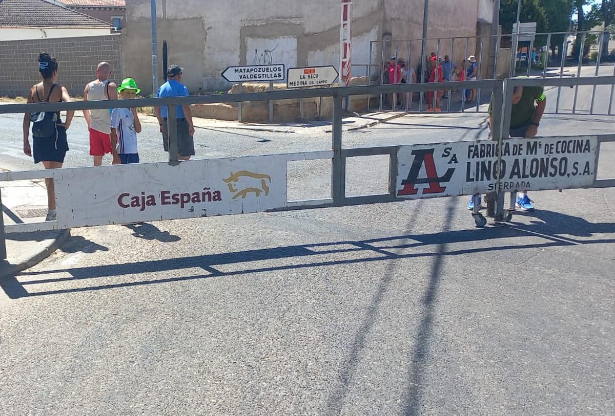 Talanquera por donde se ha colado el toro en Serrada.