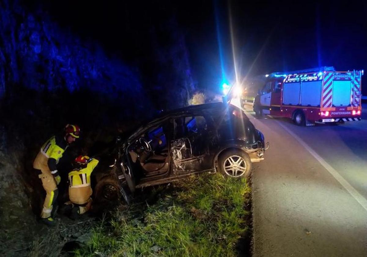 El vehículo siniestrado se salió de la vía en el kilómetro 41 de la C-631 en Palacios del Sil.