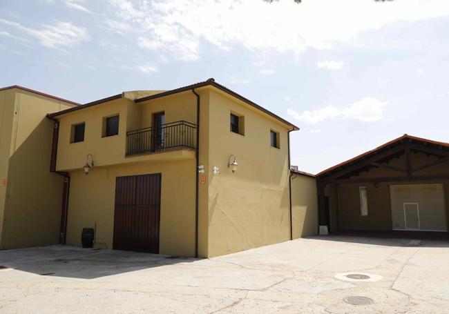 La entrada a la bodega, ubicada en el municipio vallisoletano de Pesquera de Duero.