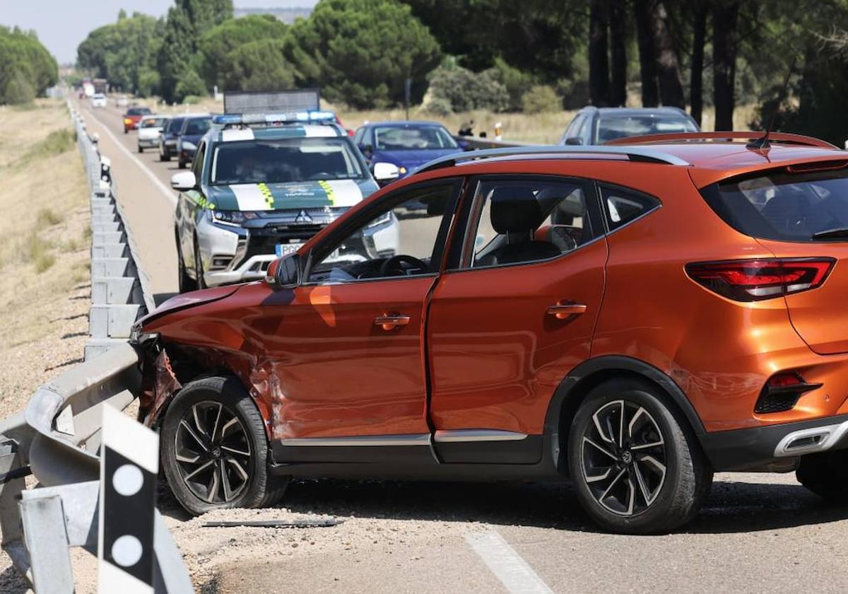 El turismo siniestrado en el área recreativa de Puente Hinojo, al borde de la carretera de Soria.