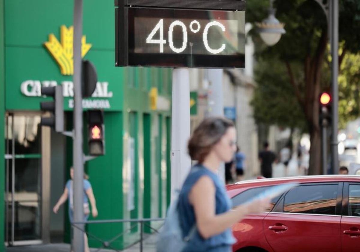 El mercurio marca cuarenta grados a media tarde en la plaza de España.