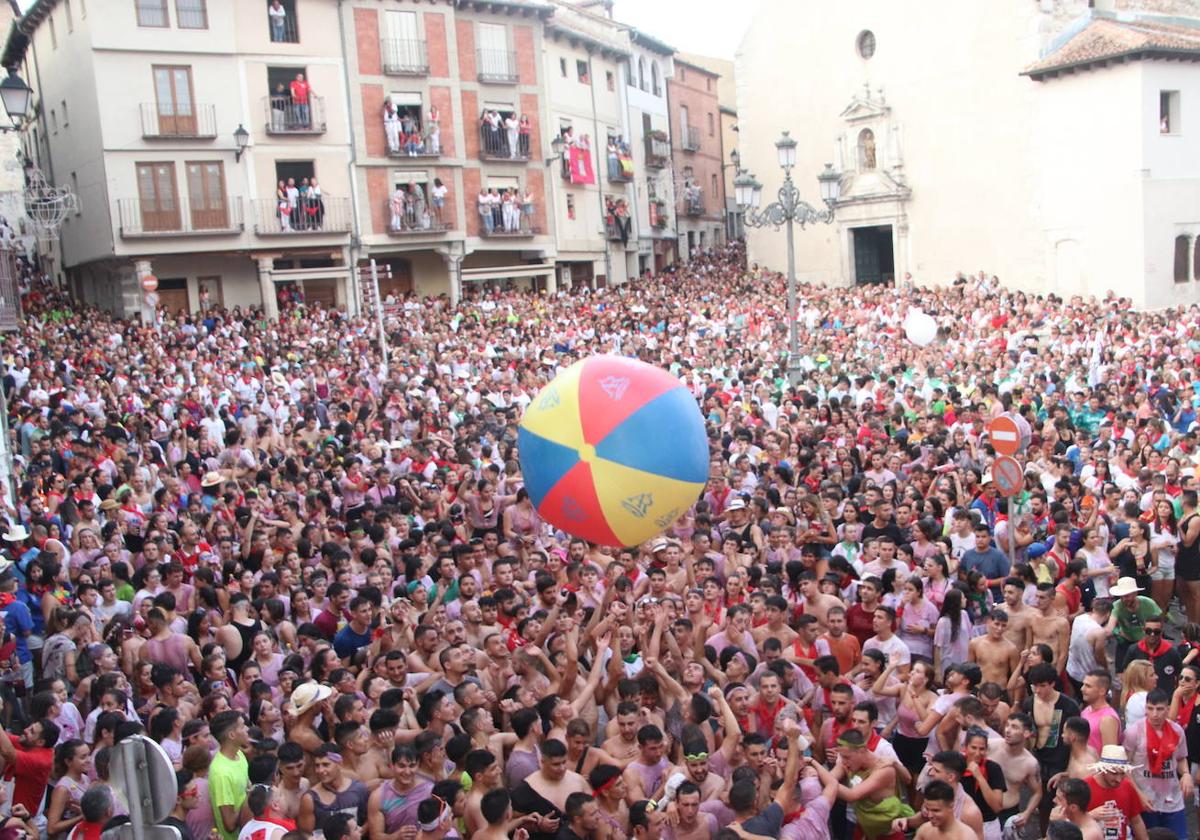 La plaza de Cuéllar, abarrotada de público en una jornada festiva.