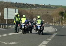 Patrullas de la Guardia Civil en una carretera de Segovia.