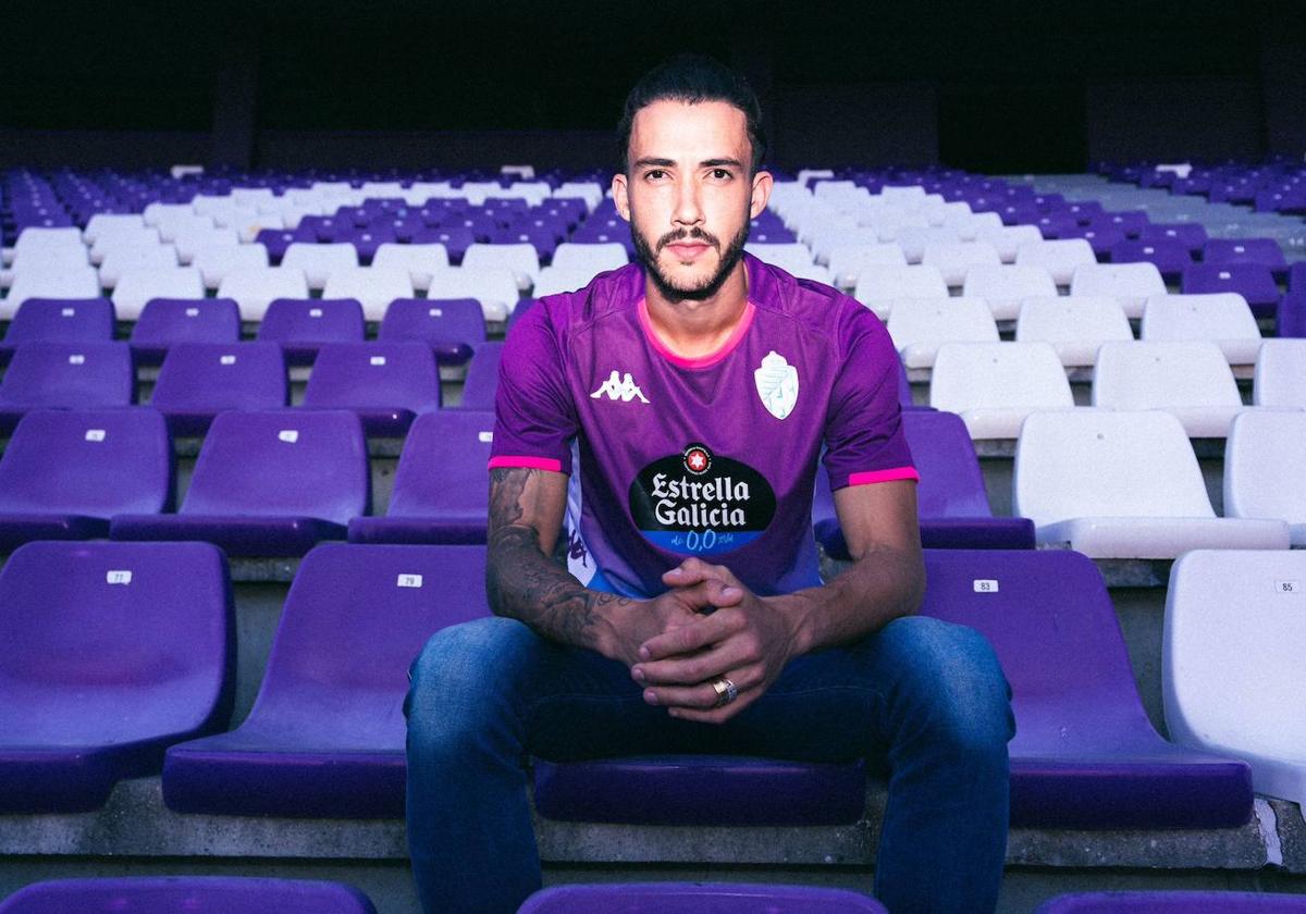 El brasileño Gustavo Henrique posa en la grada del estadio Zorrilla.