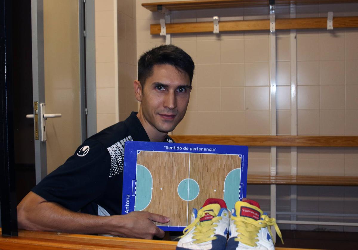 Javier Antona con su pizarra de entrenador y abajo las zapatillas de fútbol sala que usó durante su etapa como jugador