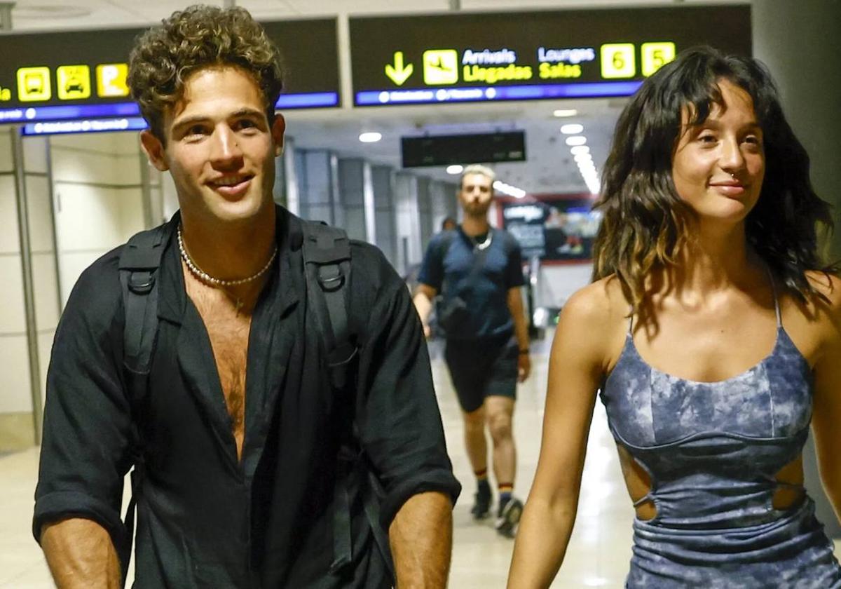Jason Fernández y María Pedraza, en el aeropuerto después de pasar sus vacaciones en Ibiza.