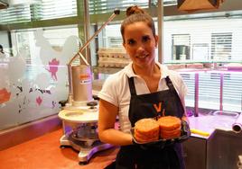 Raquel Mayo muestra hamburguesas thai en su puesto del Mercado del Val.