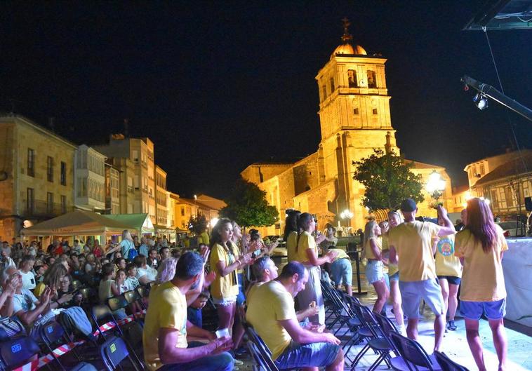 Los aguilarenses disfrutan de la emisión del programa.