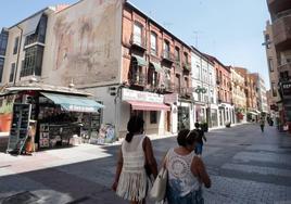 Varias tiendas situadas en la calle Mantería