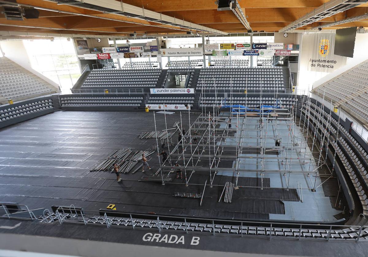 Instalación del escenario para los conciertos en el Pabellón de Deportes.