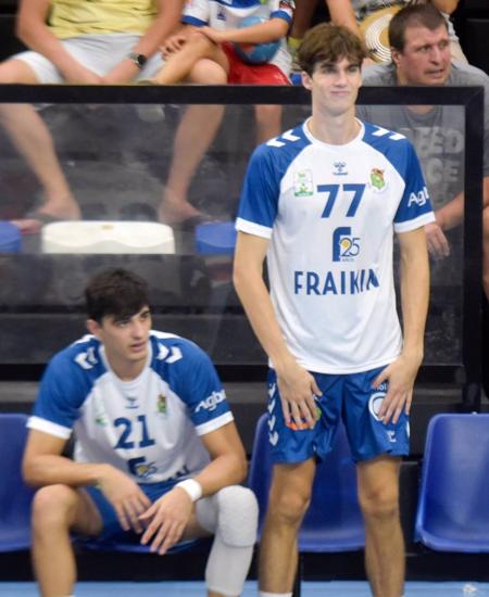 Pablo Urdangarín, de pie, durante el partido.