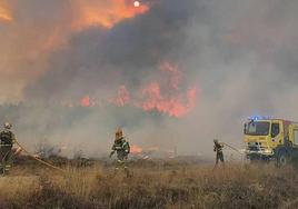 Brigadistas y bomberos trabajan en la extinción del fuego.