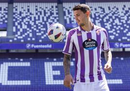 Stanko Juric toca el balón durante su presentación en Zorrilla.