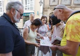 Un grupo de turistas recorren las principales calles de Palencia.