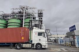 Acceso a la planta de Michelin en Valladolid.