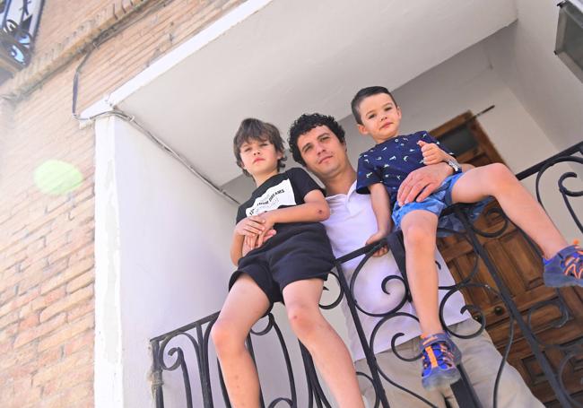 La familia, en la entrada principal de su nueva casa.